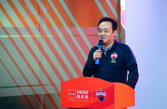 林雪黑色套装，尽显“大佬”气质，也让人相当期待《潜行》的故事与表演